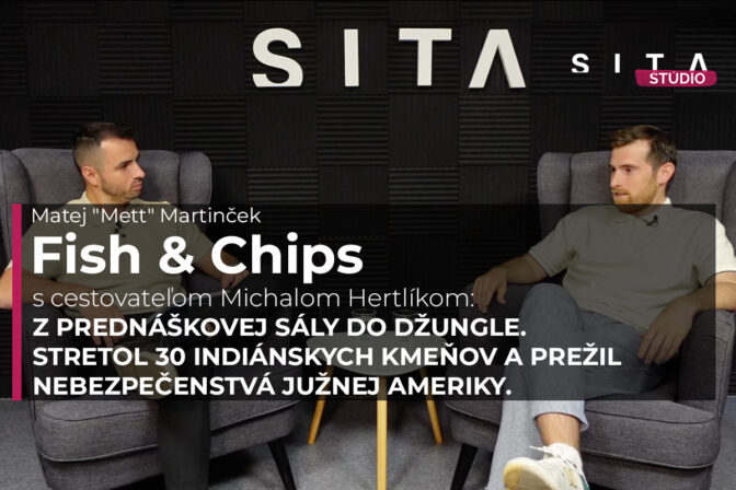 Michal Hertlík a Matej Martinček počas rozhovoru o cestovaní v Južnej Amerike v rámci podcastu Fish&Chips v Štúdiu SITA