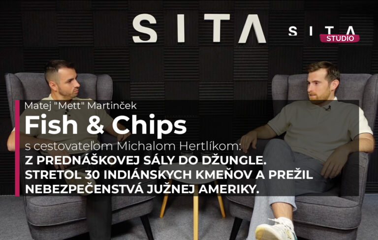 Michal Hertlík a Matej Martinček počas rozhovoru o cestovaní v Južnej Amerike v rámci podcastu Fish&Chips v Štúdiu SITA