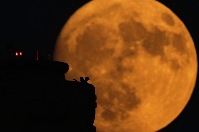 Mesiac ľudia pamätník