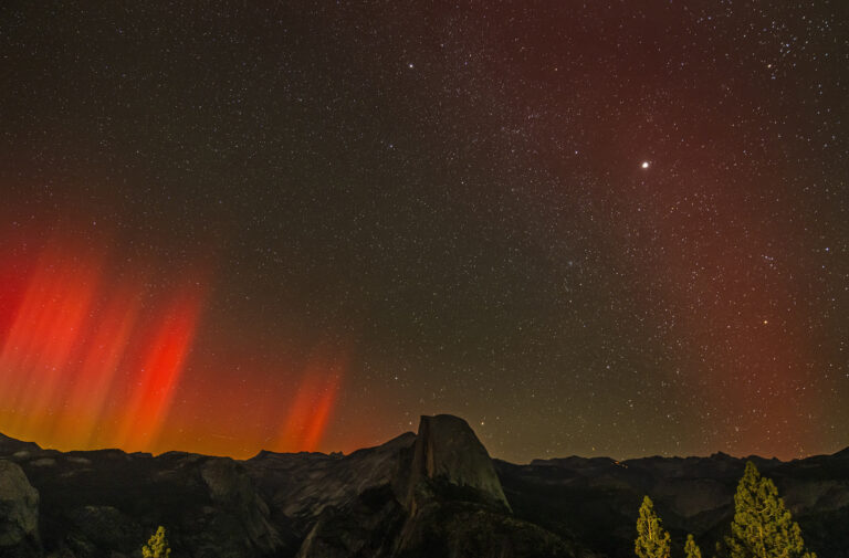 aurora borealis polárna žiara krajina hory nočná obloha