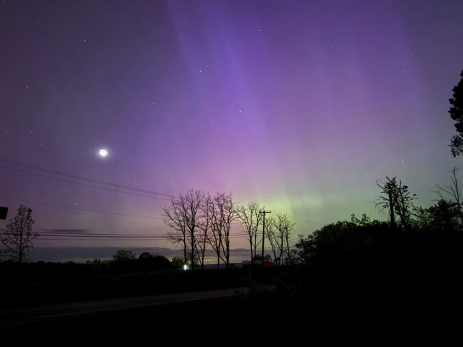 hory krajina stromy aurora borealis polárna žiara