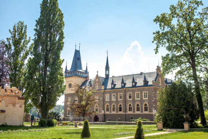 Zámok Zruč nad Sázavou: pohľad z nádvoria a noblesa Zelenej jedálne