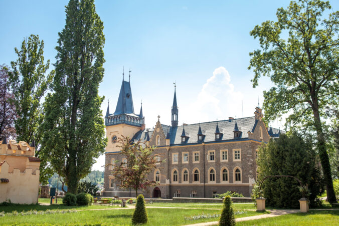 Zámok Zruč nad Sázavou: pohľad z nádvoria a noblesa Zelenej jedálne