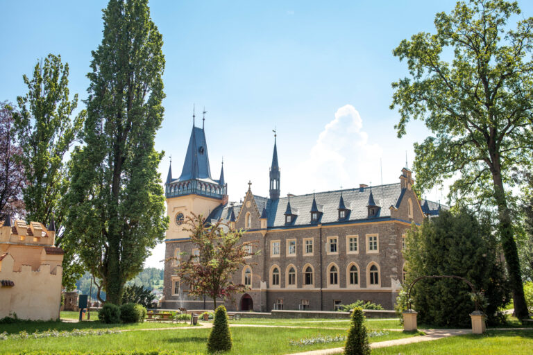 Zámok Zruč nad Sázavou: pohľad z nádvoria a noblesa Zelenej jedálne
