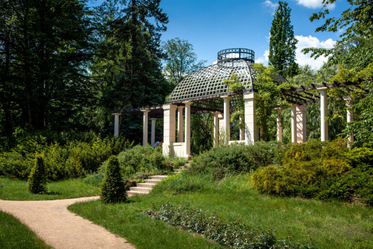 Zámok Zruč nad Sázavou: pohľad z nádvoria a noblesa Zelenej jedálne