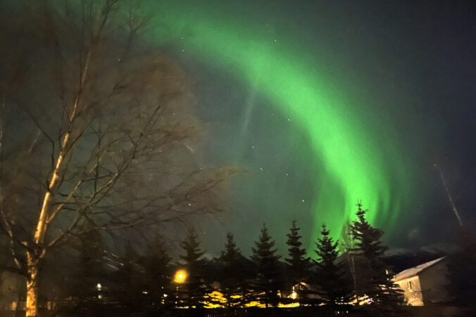 hory stromy krajina aurora borealis polárna žiara
