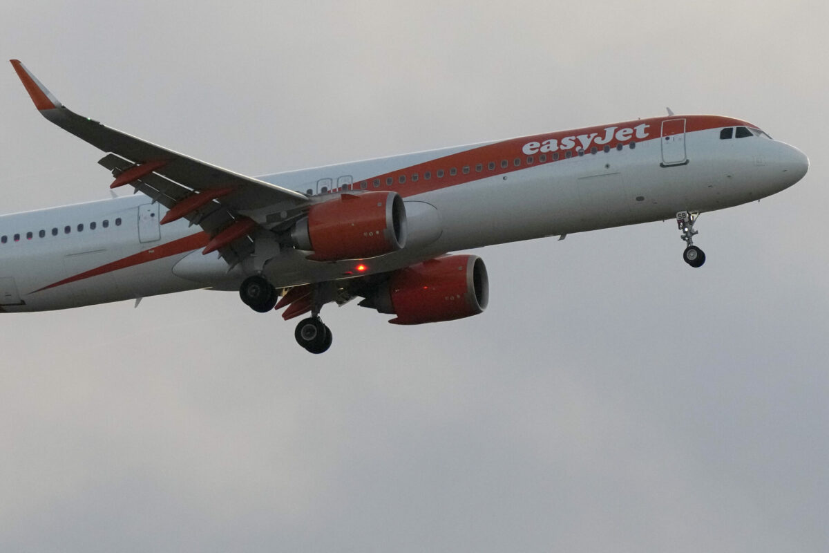 U pasažiera prepukla lietadlová choroba, stroj Easyjet musel urobiť otočku a vrátiť sa na letisko