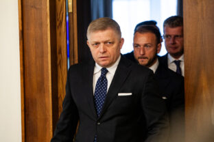 Premiér a predseda strany Smer SD Robert Fico.