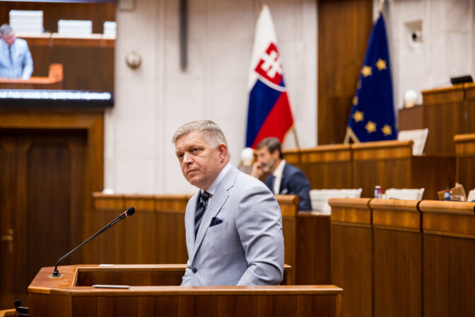 Premiér Robert Fico (Smer SD).