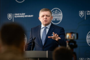 Premiér Robert Fico (Smer SD).