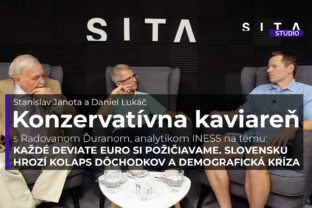 Analytik Radovan Ďurana v Konzervatívnej kaviarni agentúry SITA.