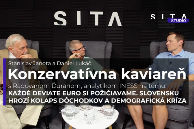 Analytik Radovan Ďurana v Konzervatívnej kaviarni agentúry SITA.