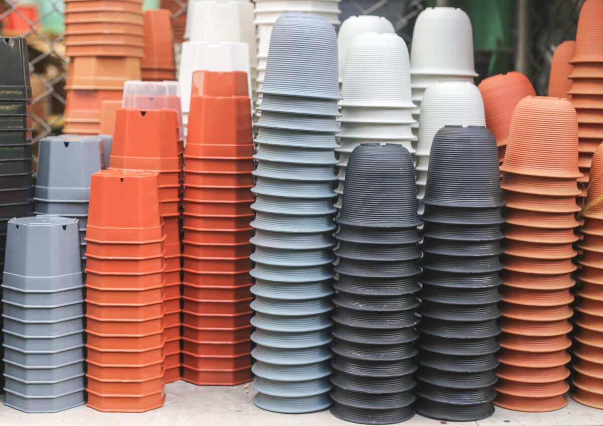 Staré plastové kvetináče