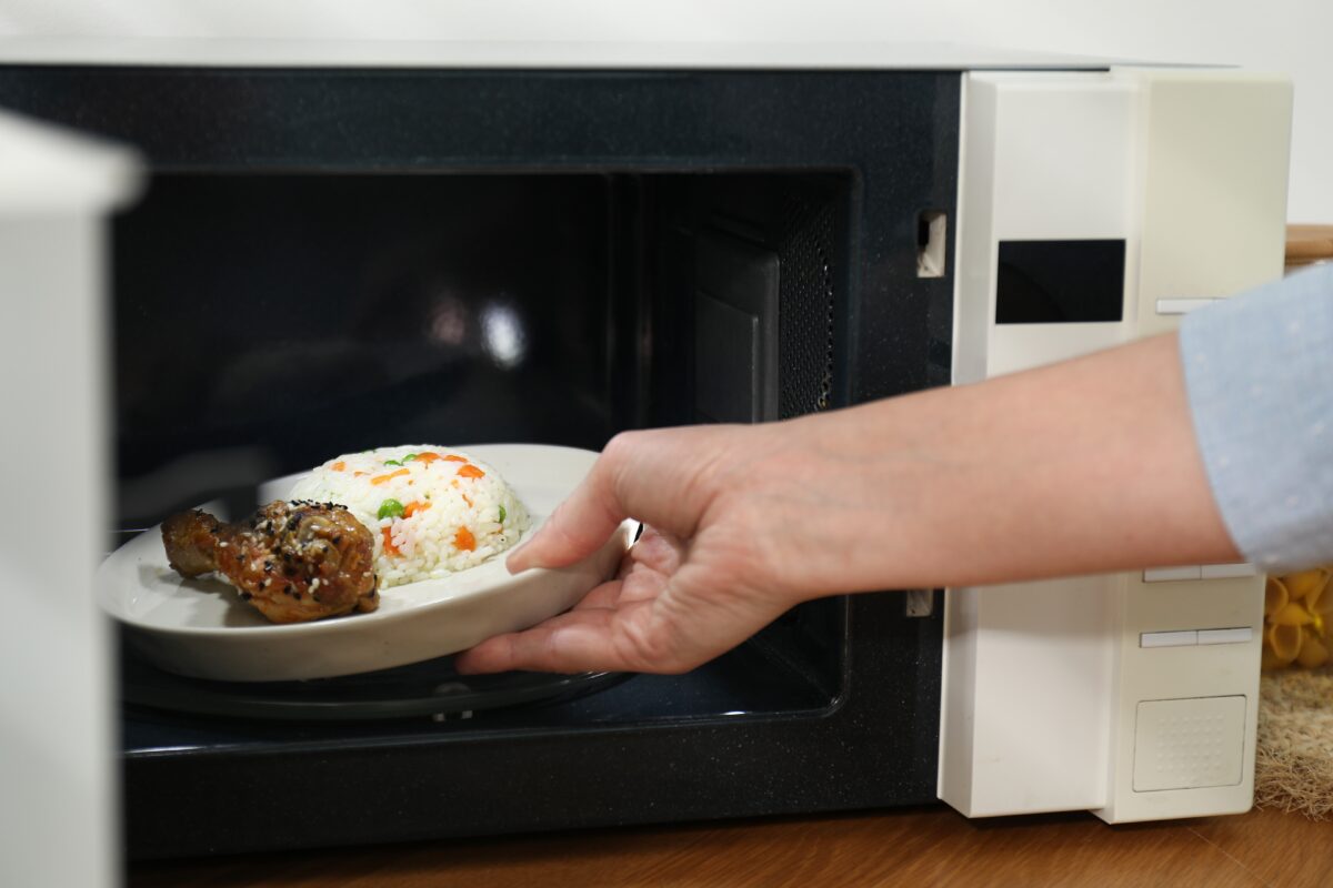 jedlo v mikrovlnke