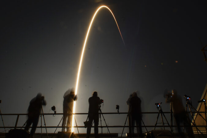 raketa SpaceX Falcon 9 fotografi stojan fotoaparát silueta