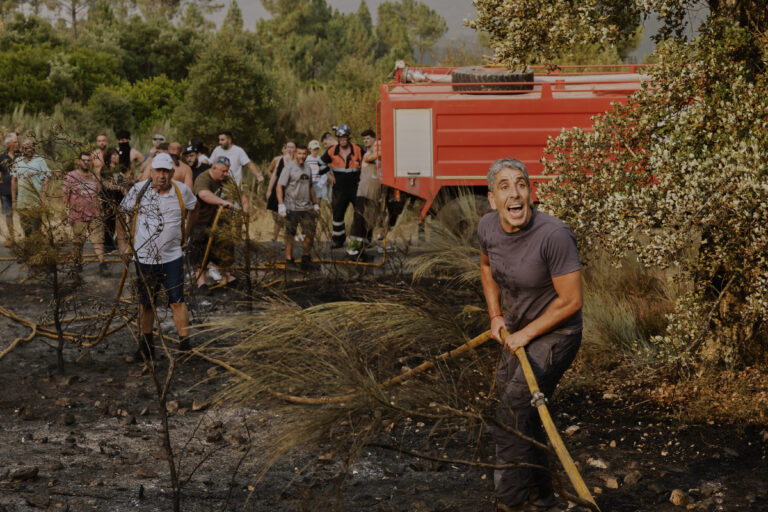 ľudia hasiči požiar