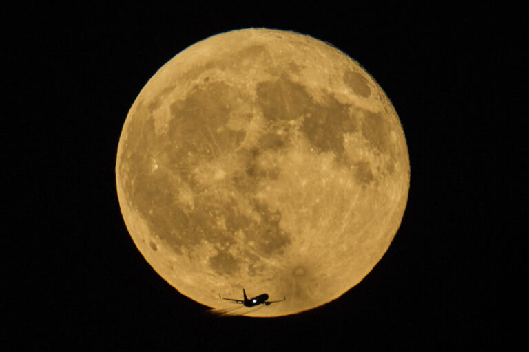 Lietadlo Mesiac spln