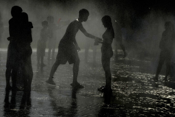 ľudia fontána voda