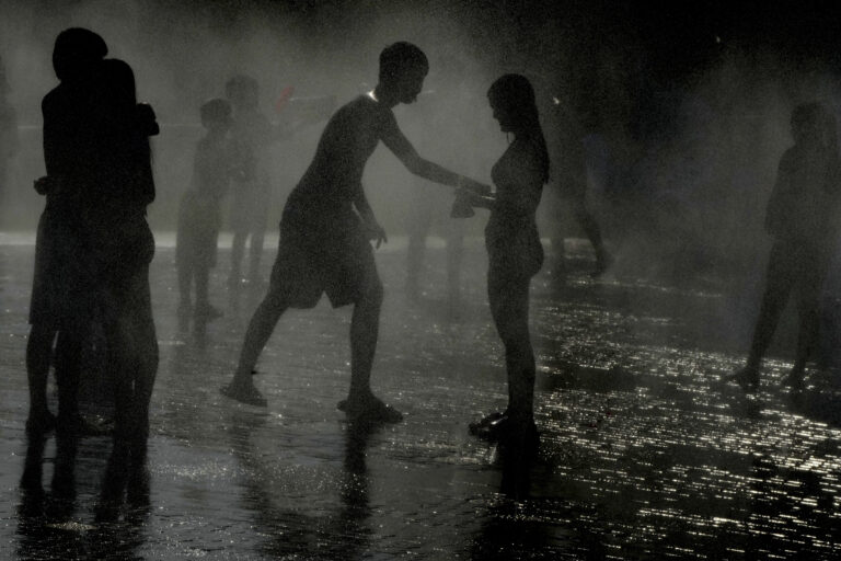 ľudia fontána voda