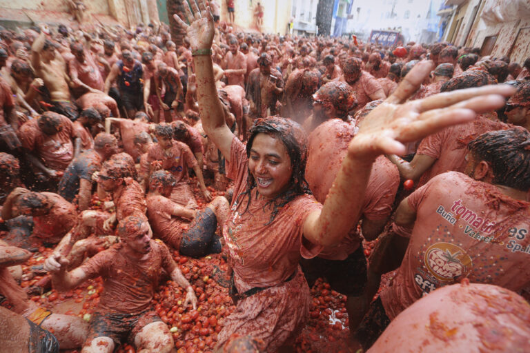 paradajky rajčiny festival Tomatina ľudia