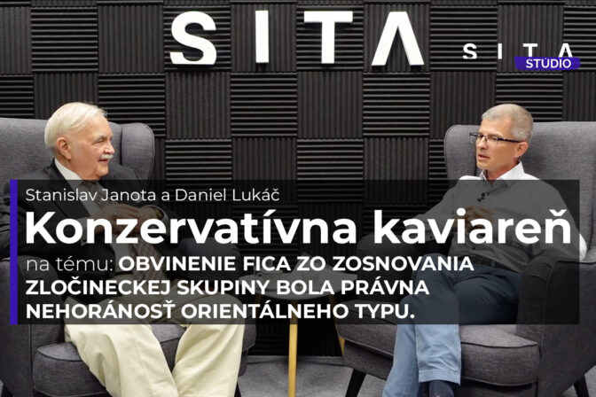 Stanislav Janota a Daniel Lukáč diskutujú o obvinené Fica zo zosnovania zločineckej skupiny pri natáčani podcastu Konzervatívna kaviareň v Štúdiu SITA