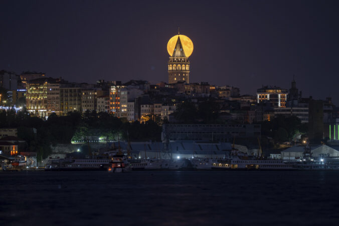 spln jeseterov Mesiac mesto Galatská veža