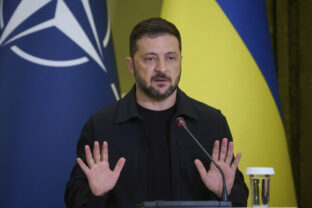 Ukrajinský prezident Volodymyr Zelenskyj počas tlačovej konferencie s generálnym tajomníkom NATO Markom Ruttem v Kyjeve.