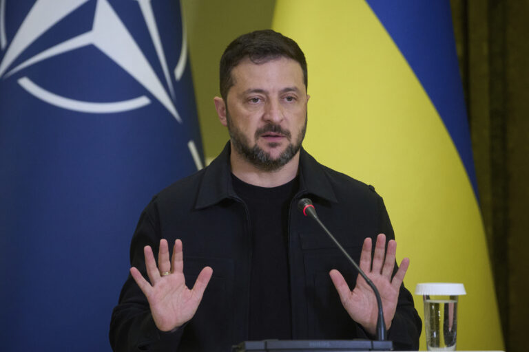 Ukrajinský prezident Volodymyr Zelenskyj počas tlačovej konferencie s generálnym tajomníkom NATO Markom Ruttem v Kyjeve.
