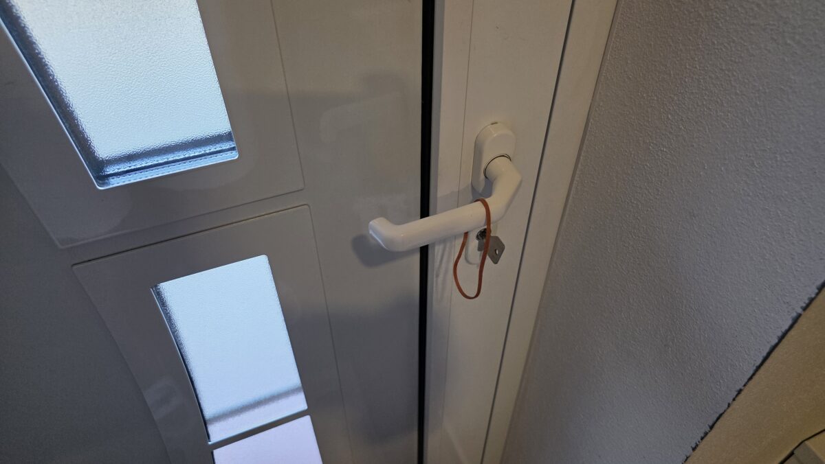 vešať gumičky na kľučky