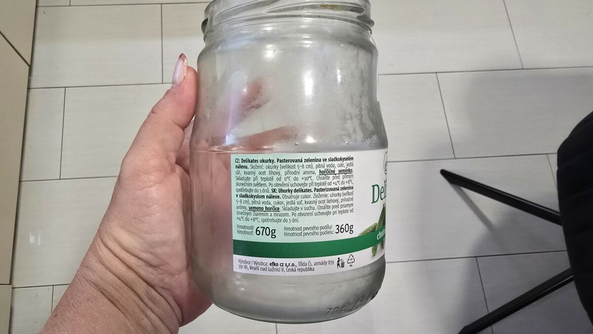 etiketa na pohári