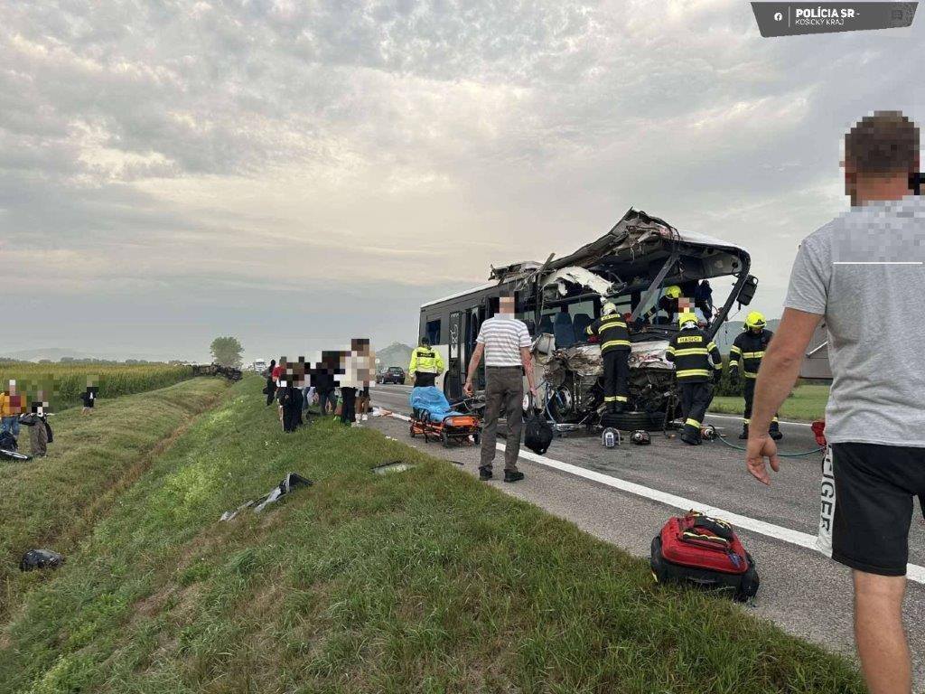 Pri obci Drienovec došlo k zrážke kamióna s autobusom, na mieste zasahuje aj vrtuľník – FOTO