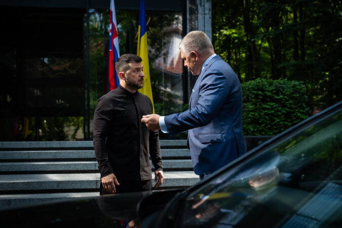 Premiér SR Robert Fico prezident Ukrajiny Volodymyr Zelenskyj vlajky