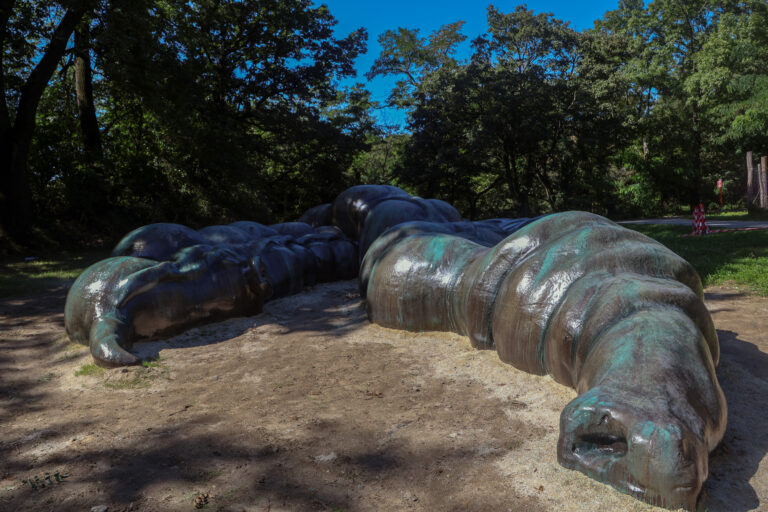 socha Črevo monument