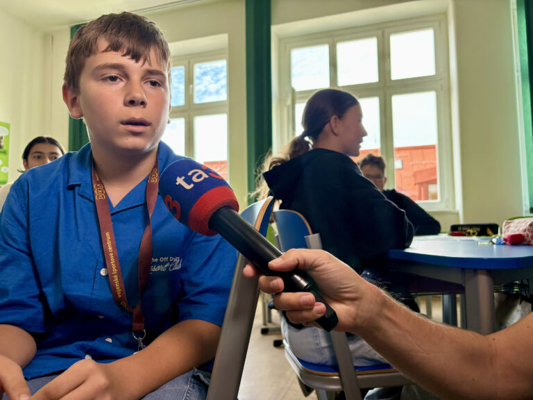 Základná škola Slobodného slovenského vysielača v Banskej Bystrici deti trieda lavice