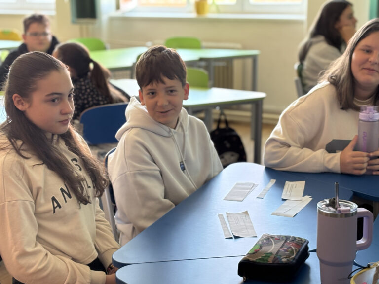 Základná škola Slobodného slovenského vysielača v Banskej Bystrici deti trieda lavice