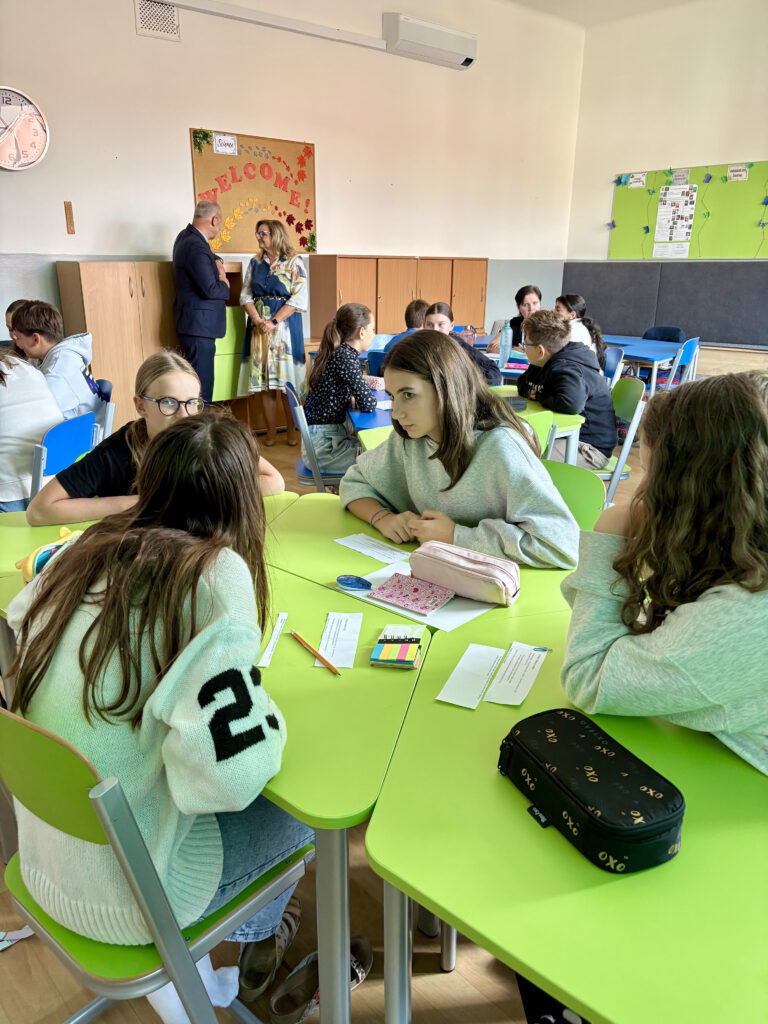 Základná škola Slobodného slovenského vysielača v Banskej Bystrici deti trieda lavice