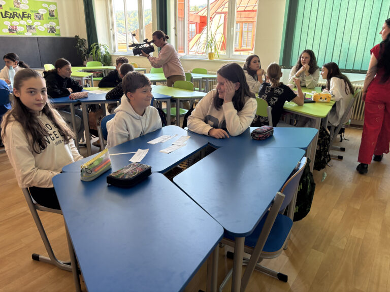 Základná škola Slobodného slovenského vysielača v Banskej Bystrici deti trieda lavice