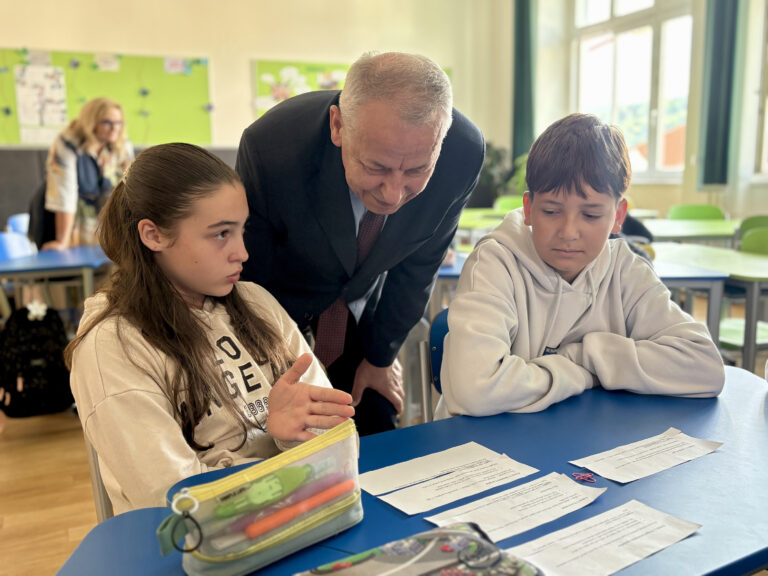 Základná škola Slobodného slovenského vysielača v Banskej Bystrici deti trieda lavice