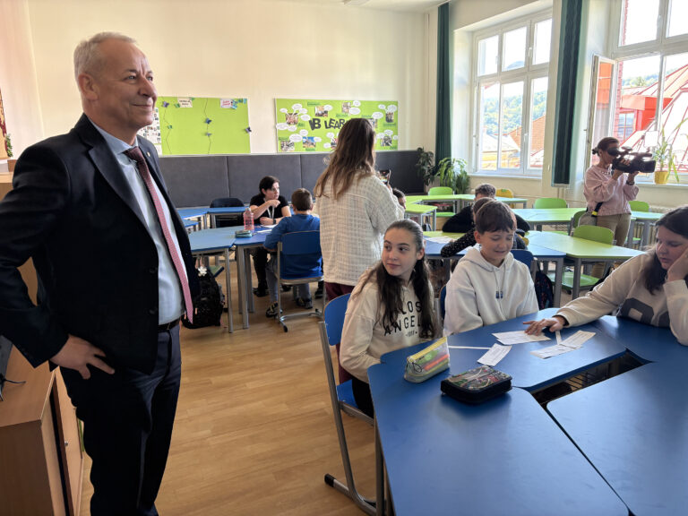 Základná škola Slobodného slovenského vysielača v Banskej Bystrici deti trieda lavice