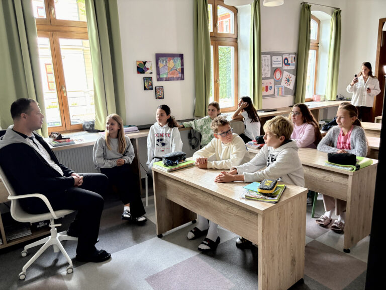 Základná škola Slobodného slovenského vysielača v Banskej Bystrici deti trieda lavice