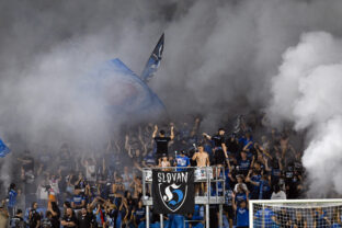 fanúšikova ŠK Slovan Bratislava futbal dym vlajky ľudia