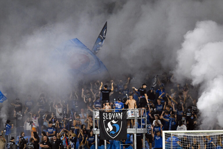 fanúšikova ŠK Slovan Bratislava futbal dym vlajky ľudia