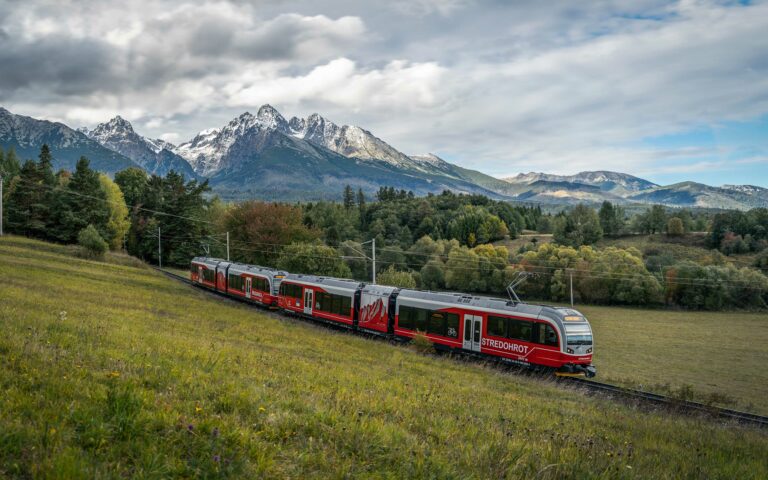 Električkozubačka vlak hory krajina
