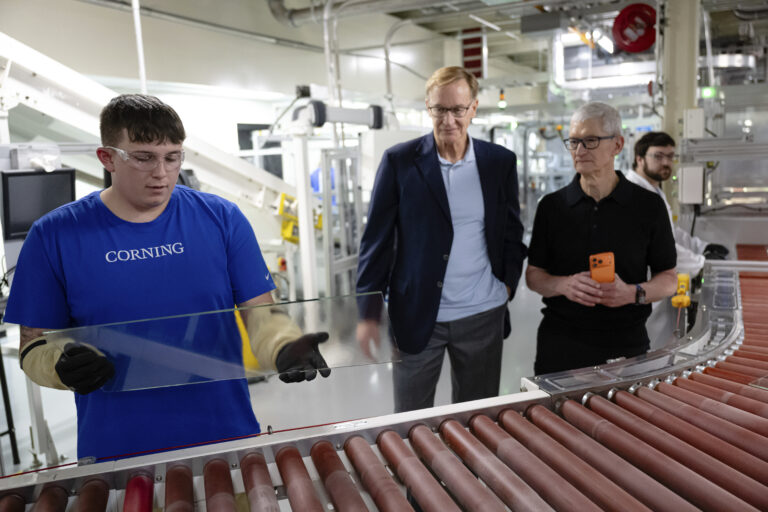 ľudia výroba sklo Apple Iphone Corning závod