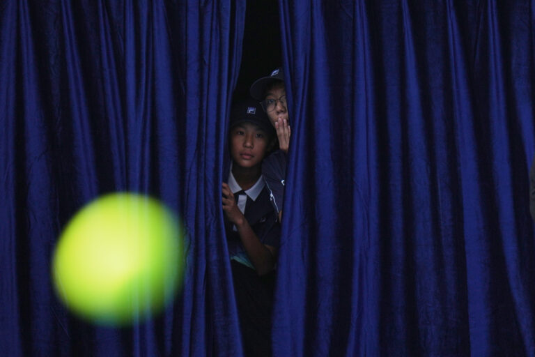 Deti ľudia tenis loptička opona záves