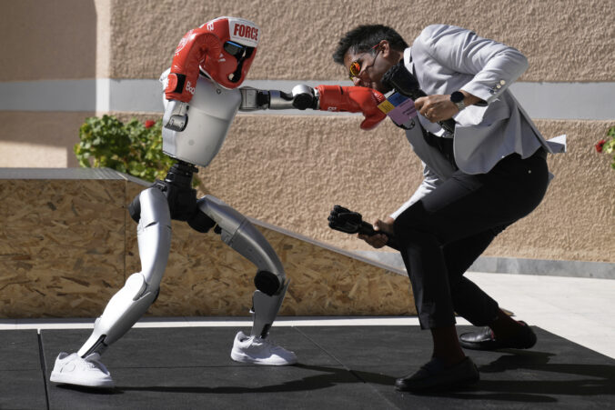 robot humanoid box Adeel Akhtar olympiáda