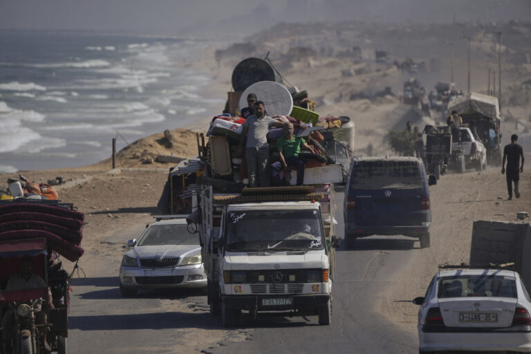 ľudia vysídlenie more pláž pobrežie vozidlá migrácia