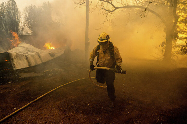 hasič planene oheň dym