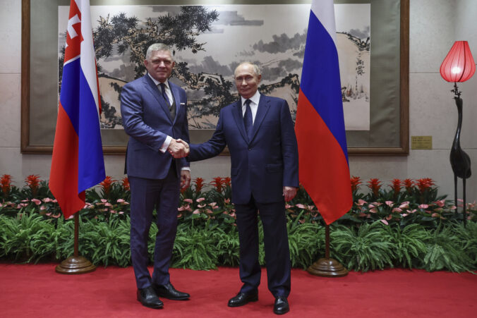 Ruský prezident Vladimir Putin slovenský premiér Robert Fico vlajky