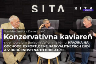 Stanislav Janota a Daniel Lukáč v rozhovore s demografom Borisom Vaňom v Štúdiu SITA počas natáčania video podcastu Konzervatívna kaviareň.